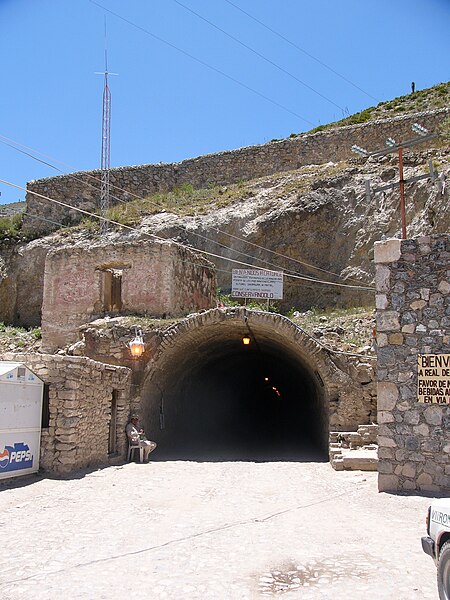 450px-Tunnel_to_real_catorce.jpg